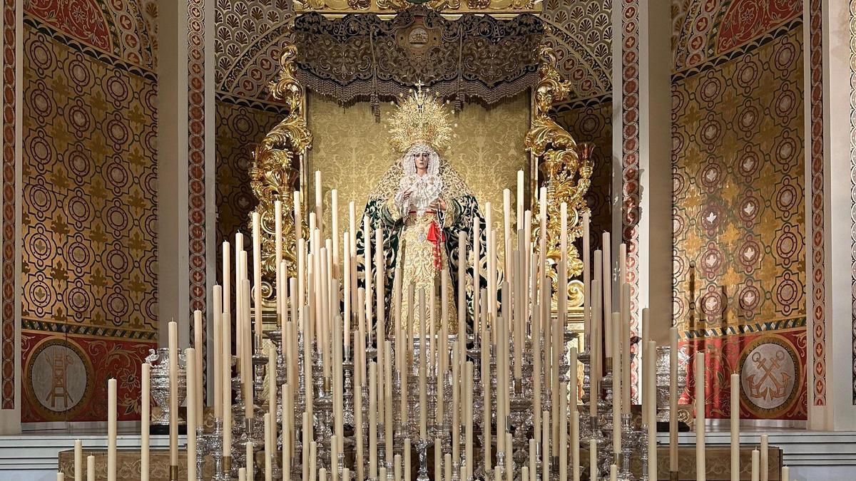 Altar del triduo de la Virgen de la Esperanza, en su basílica, preparado para su inicio este viernes.