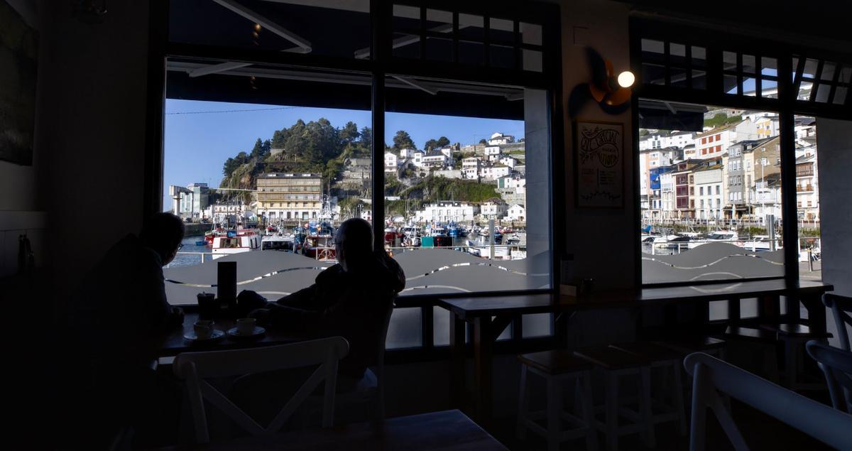 Imagen del puerto de Luarca tomada desde uno los locales hosteros del paseo del Muelle.