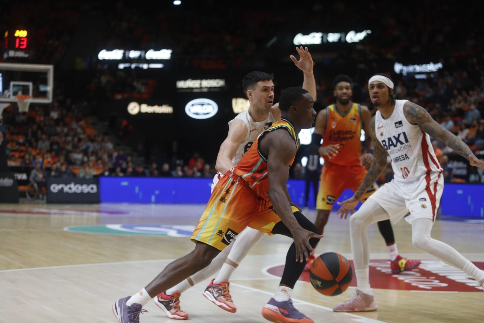 Todas las fotos del partido de ACB entre el Valencia Basket y el Manresa