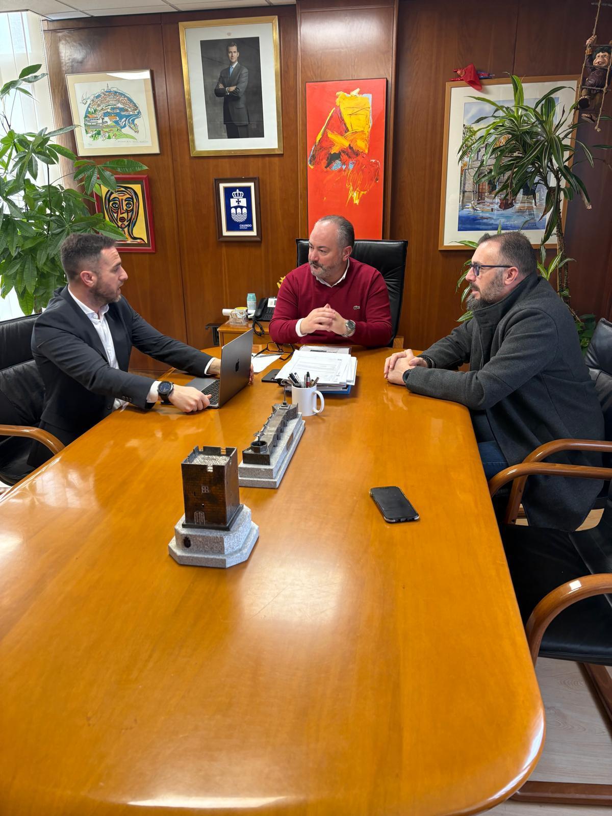 Reunión entre los representantes de la asociación Val de Culleredo y el alcalde José Ramón Rioboo