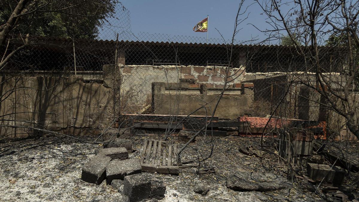 Imagen de una granja arrasada por el fuego en La Vilavella.