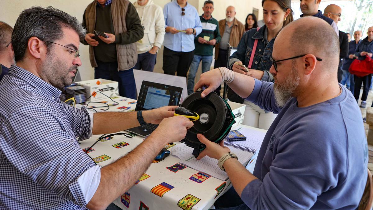 Un momento del reparto de la pólvora a los festeros de Alcoy este jueves.