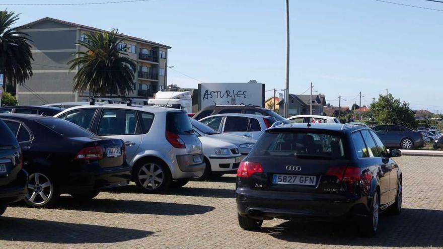 Vehículos aparcados en el entorno de la playa de Bañugues el pasado verano.