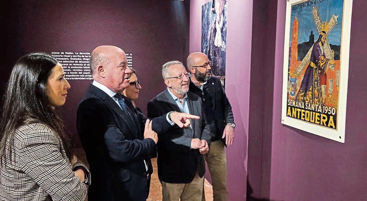 El alcalde de Antequera junto a concejales y el director del museo frente a la pieza de 1950