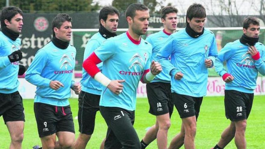 Los célticos, con Sergio en primer plano antes de lesionarse, trotan el entrenamiento de ayer.  // De  Arcos