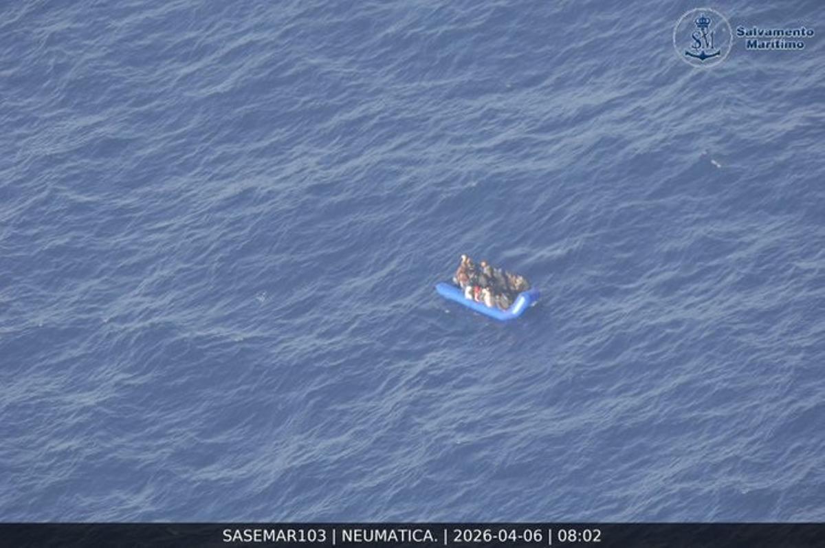 Salvamento Marítimo intercepta una neumática con 37 inmigrantes a 40 millas de Lanzarote