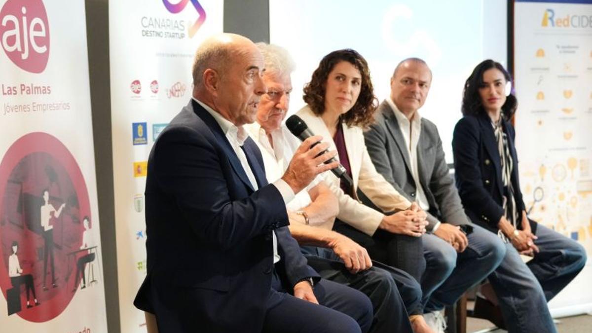 María Delgado, nueva presidenta de AJE Canarias, sentada entre Augusto Hidalgo, vicepresidente del Cabildo de Gran Canaria y consejero de Obras Públicas, Infraestructuras, Arquitectura y Vivienda; y Pedro Quevedo, primer teniente de alcalde y concejal de Empleo, Turismo, Movilidad, Promoción Económica y Ciudad de Mar del Ayuntamiento de Las Palmas de Gran Canaria