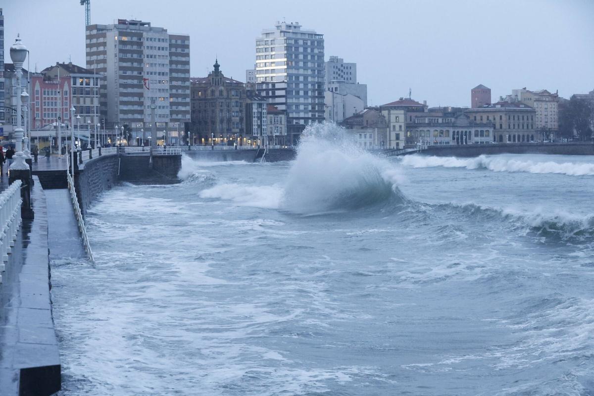 Así se vivió en Gijón el temporal, con olas de seis metros