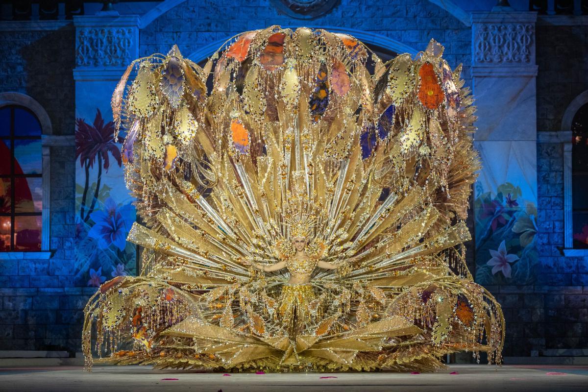 5. Carla Castro Castellano, ataviada con la creación 'Icónica', de Alexis Santana, representando a McDonald?s y El Día