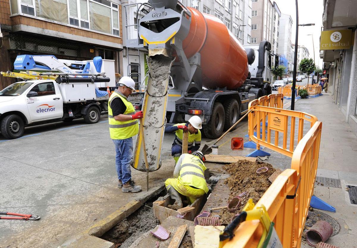 Trabajadores en una obra de Fenosa en el casco urbano de Lalín.