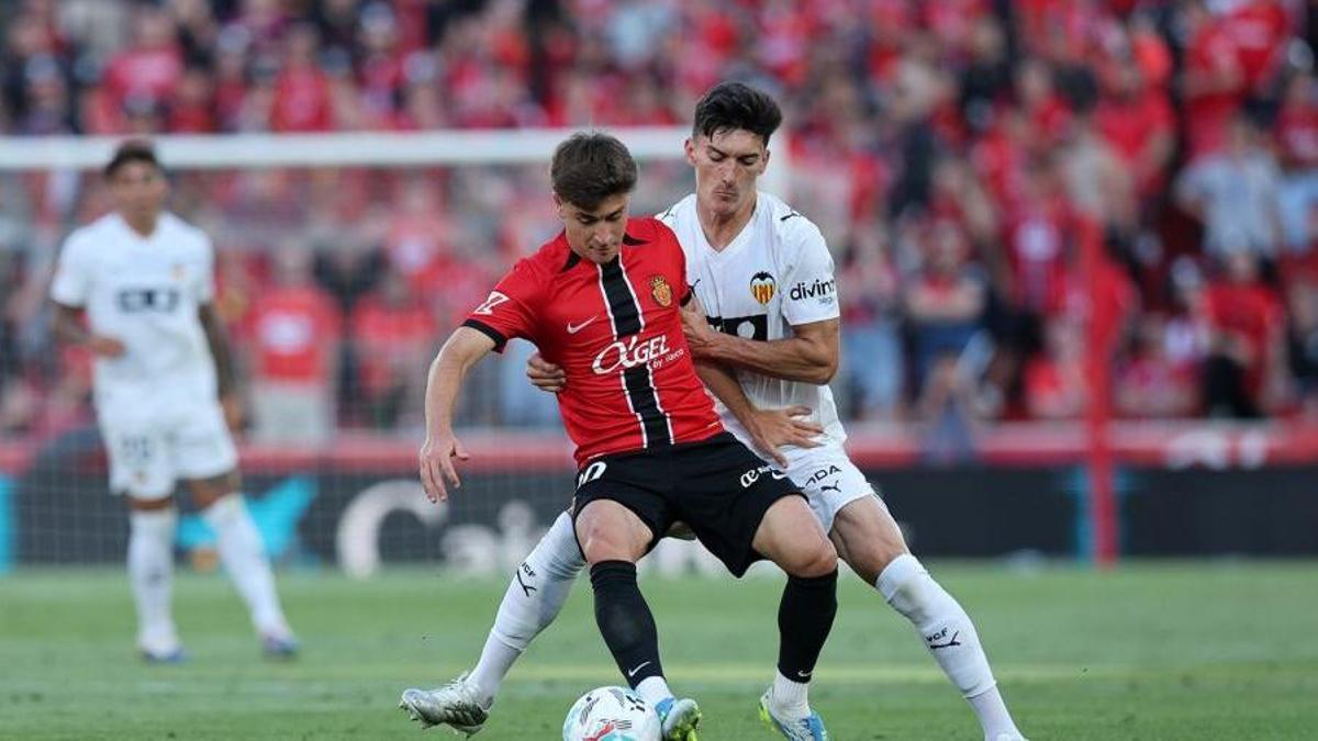 Pepelu controla a Pablo Torre en el primer tiempo del Mallorca - Valencia