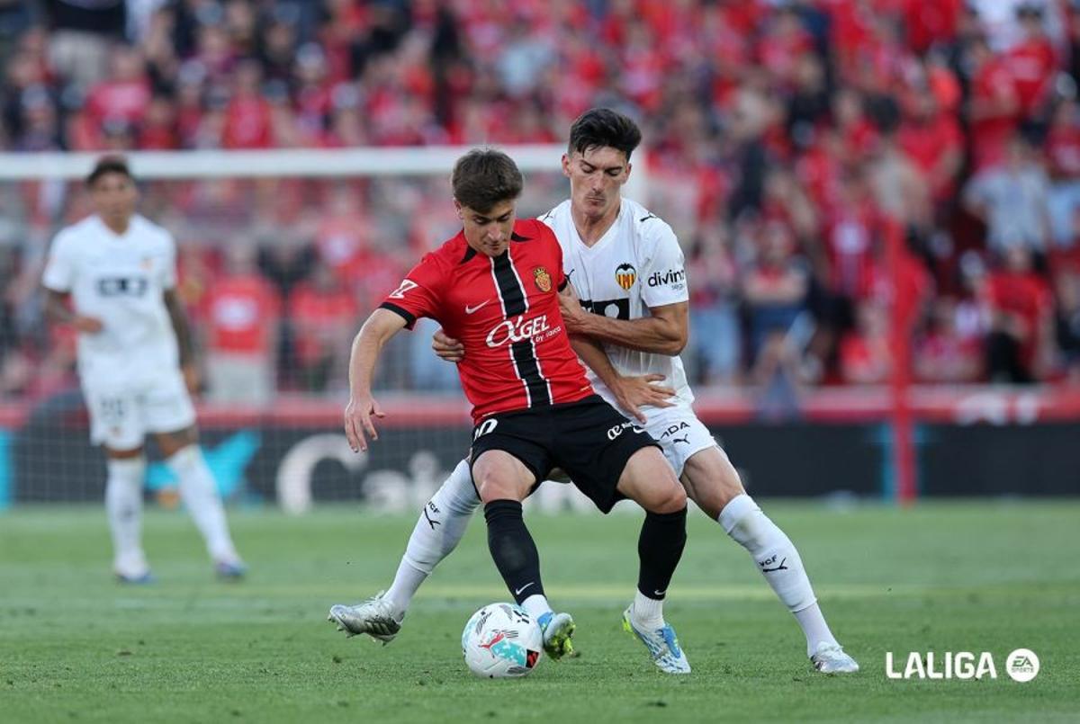 Pepelu controla a Pablo Torre en el primer tiempo del Mallorca - Valencia