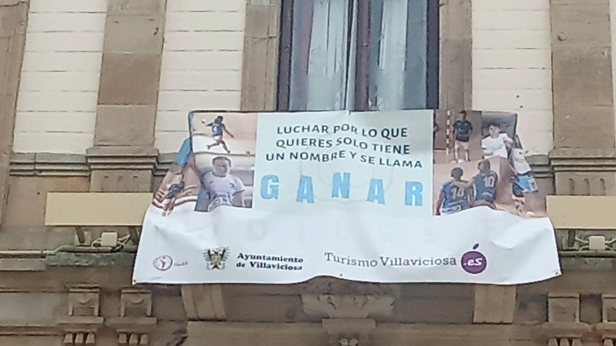 La pancarta dedsplegada en el Ayuntamiento.