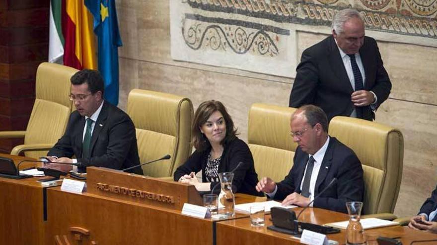 Sáenz de Santamaría advierte en Extremadura que la democracia es la única alternativa posible