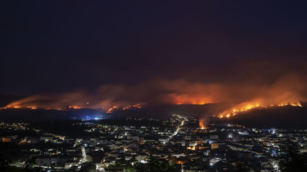 El fuego de Ourense no amenaza núcleos urbanos aunque sigue preocupando uno de sus flancos