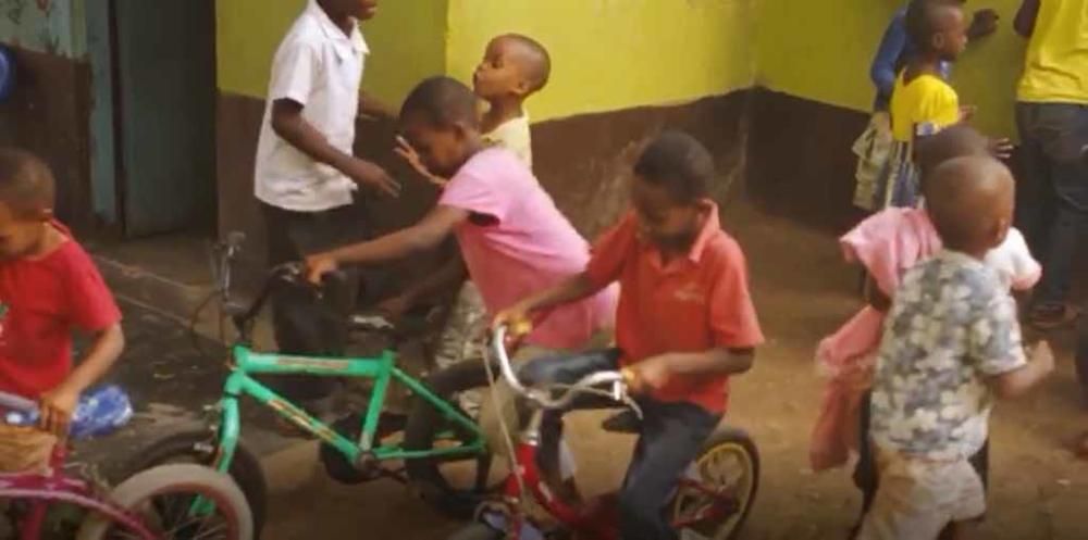 Los niños del orfanato para los que la ONG Juntos recogió cerca de 300 bicicletas aprenden, entre risas, a montar en ellas