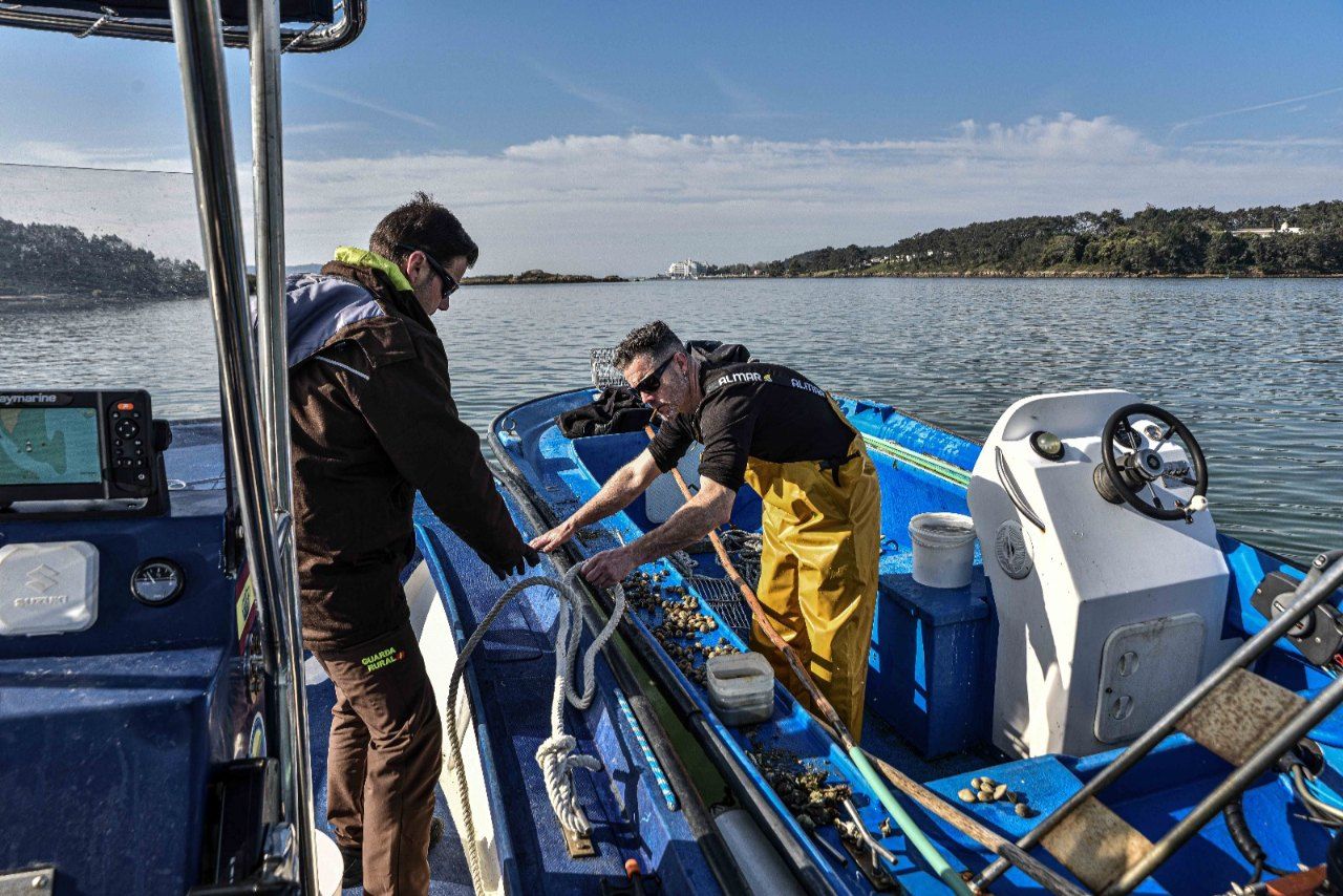 Mariscadores a flote (rañeiros) en el entorno de A Toxa (O Grove).