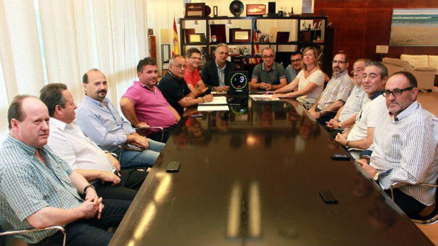 La reunión de ayer entre empresarios y Ayuntamiento, con el sonómetro sobre la mesa