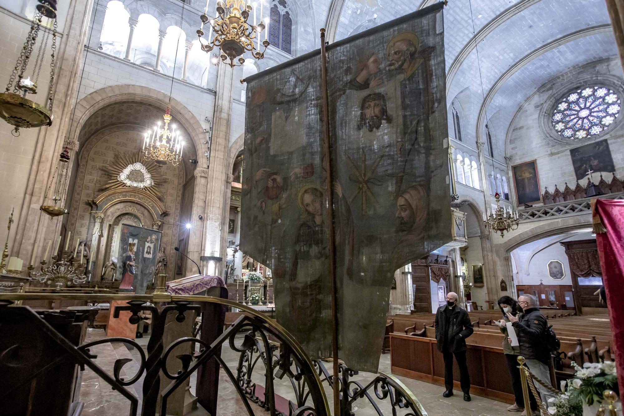 Sant Nicolau luce sus restaurados estandartes de la Pasión de Cristo