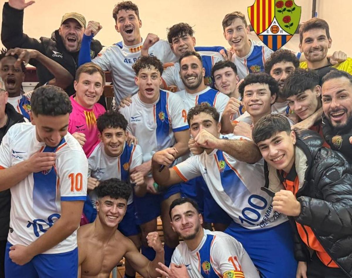 L'AE Roses celebra la victòria a Calonge.