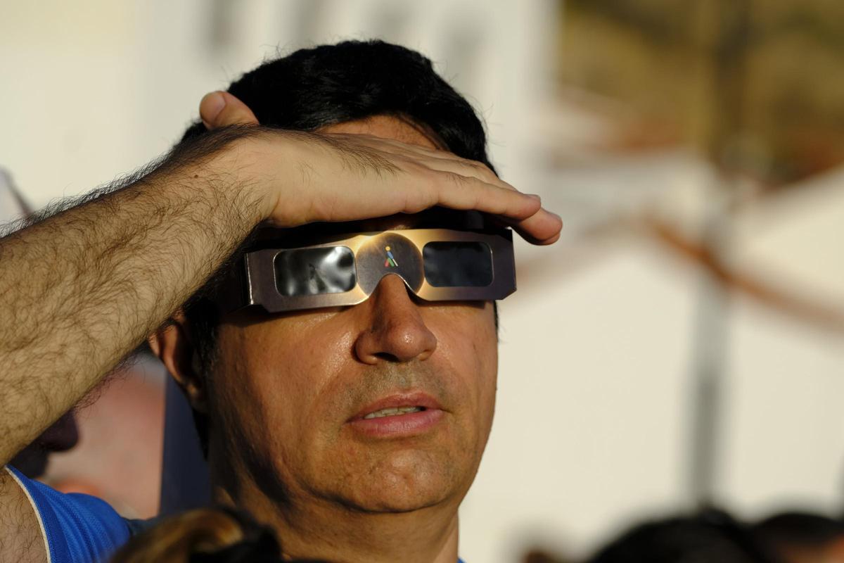 Un espectador observa el eclipse desde la cumbre de Gran Canaria.