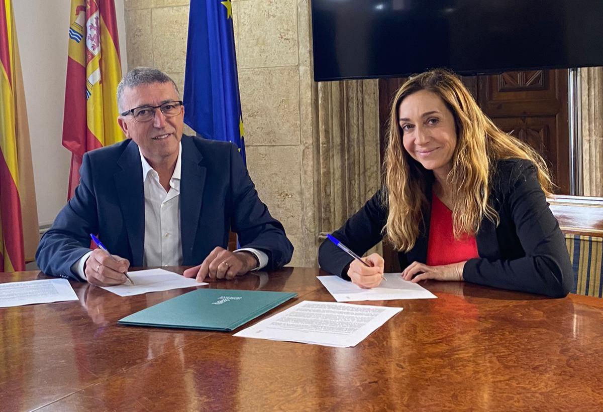 Los conselleres Rafa Climent e Isaura Navarro firmando la carta sobre Mercosur enviada al Ministerio de Agricultura.