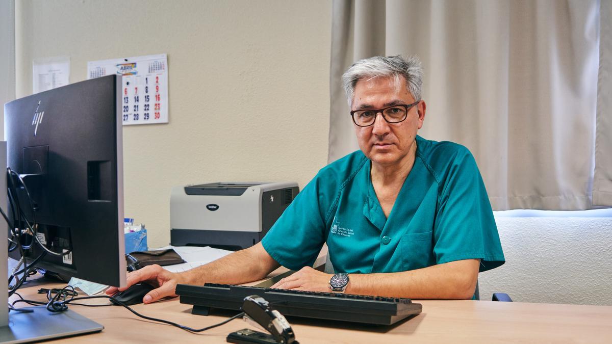 Juan Antonio Riesco, neumólogo experto en Tabaquismo del Hospital San Pedro de Alcántara