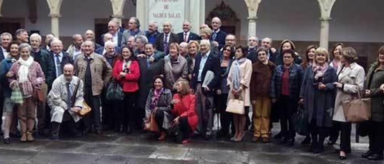 Sesenta miembros de la primera promoción de Medicina en Oviedo, reunidos en el edificio histórico de la Universidad para celebrar su cuadragésimo aniversario.