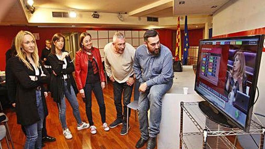 Militants del PSC, seguint l&#039;escrutini a la seu del partit.