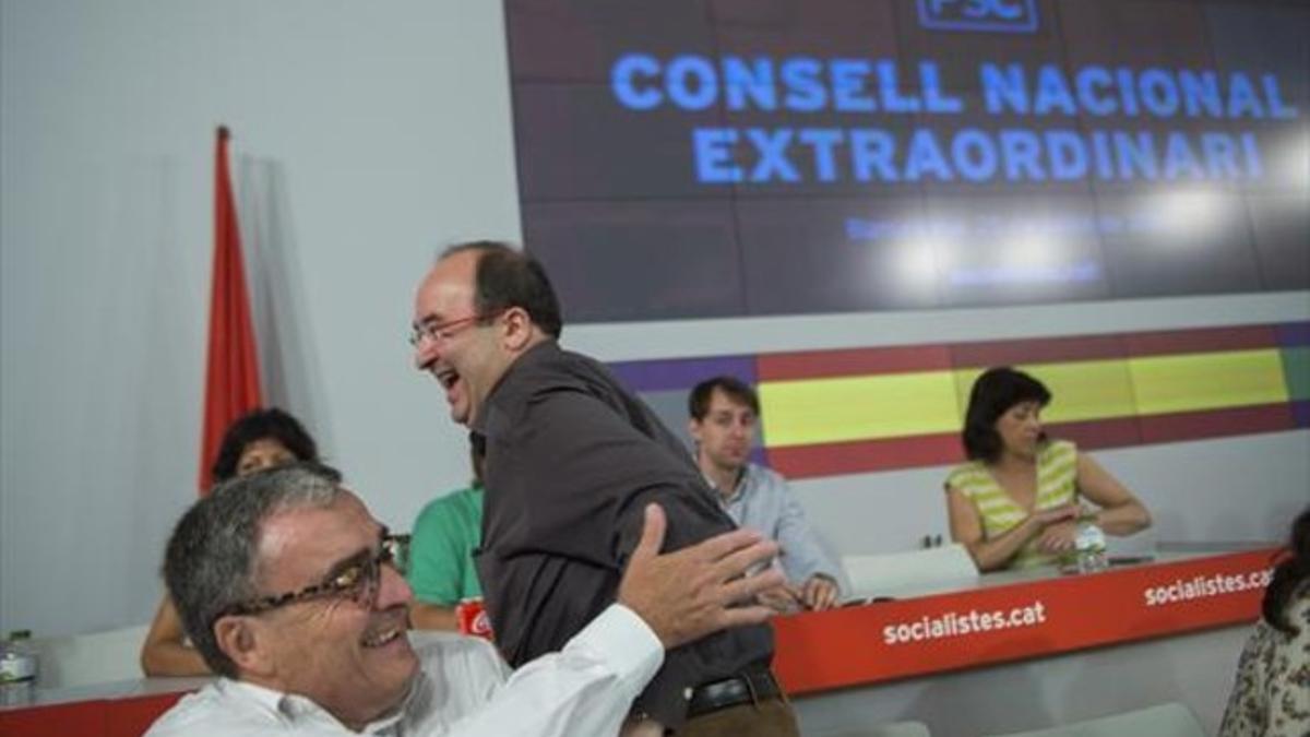 Àngel Ros bromea con el primer secretario del PSC, Miquel Iceta, en el congreso extraordinario del partido celebrado el pasado 25 de julio.