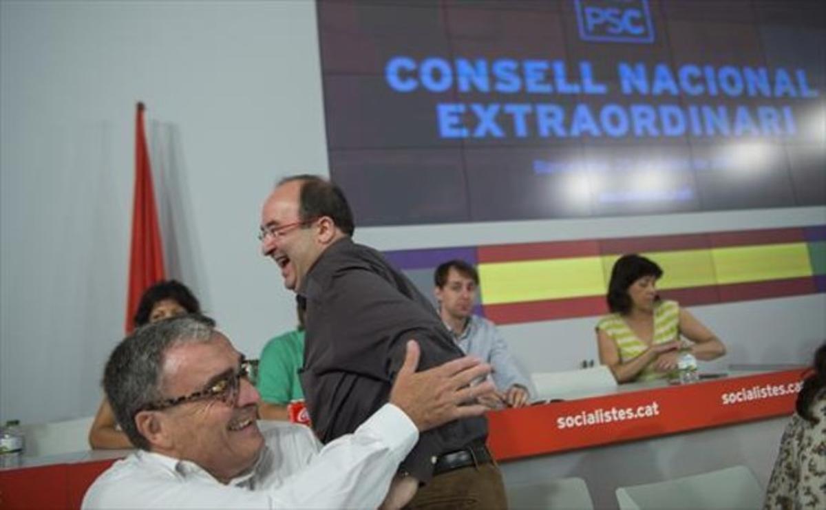 Àngel Ros fa broma amb el primer secretari del PSC, Miquel Iceta, al congrés extraordinari del partit celebrat el 25 de juliol.
