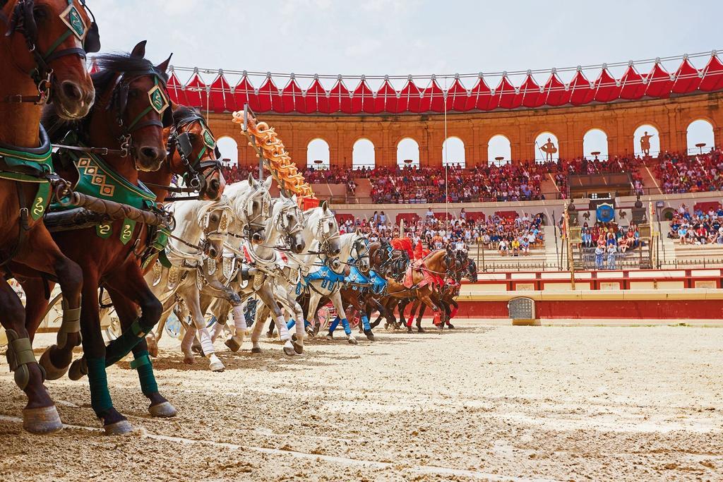 Desfile previo a la carrera de cuadrigas en el coliseo romano de El Signo del Triunfo