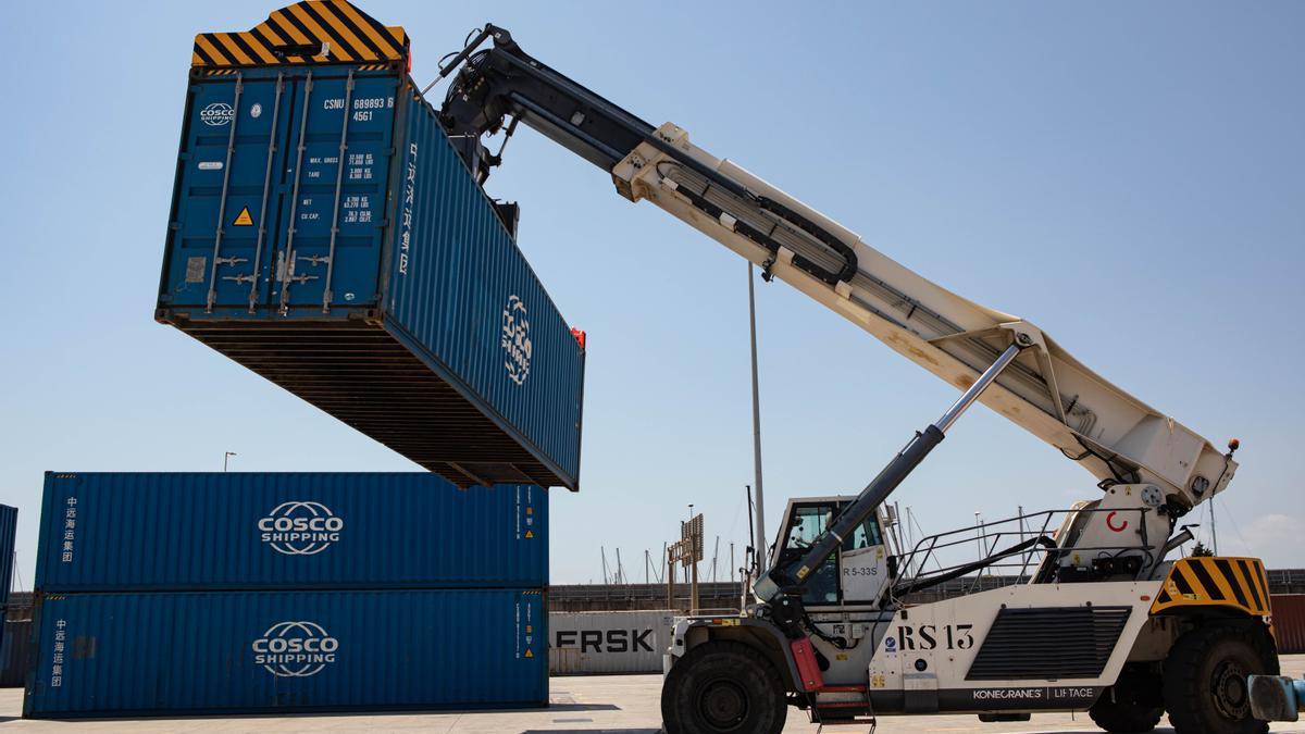 Movimiento de contenedores en la terminal de Cosco Shipping Ports en el Puerto de València.