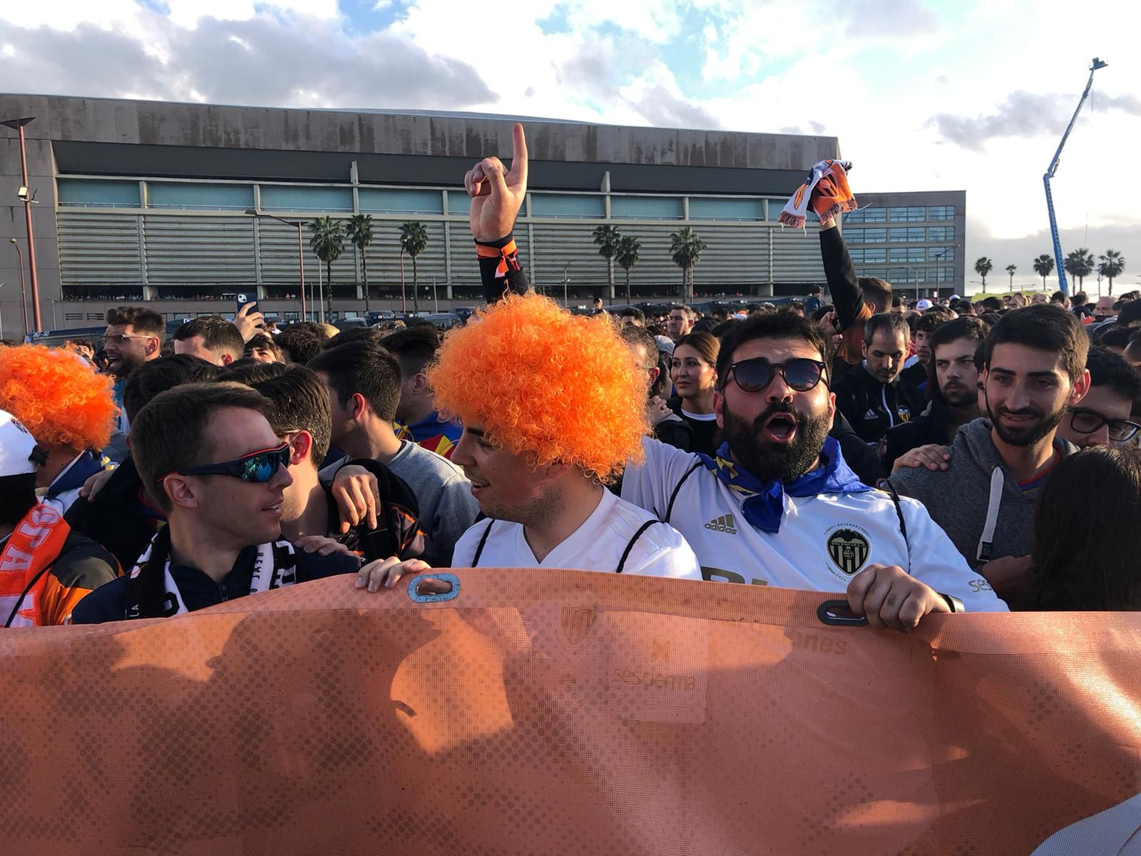 La afición valencianista recibe a su equipo en el estadio de La Cartuja en Sevilla