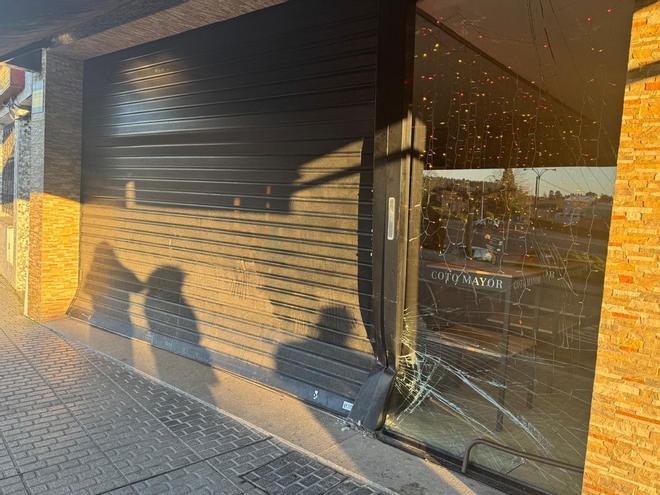 Daños en la fachada del bar Castiñeira en Curtis provocados por el alunizaje.