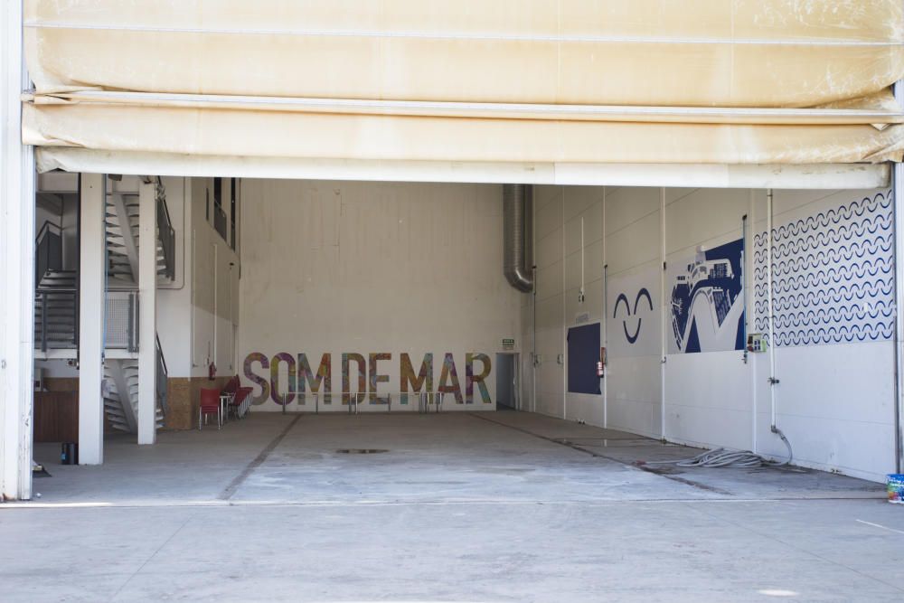 Acondicionamiento de la base del Alinghi por parte de Cruz Roja para acoger a los refugiados que llegaran el sabado en el barco Aquarius