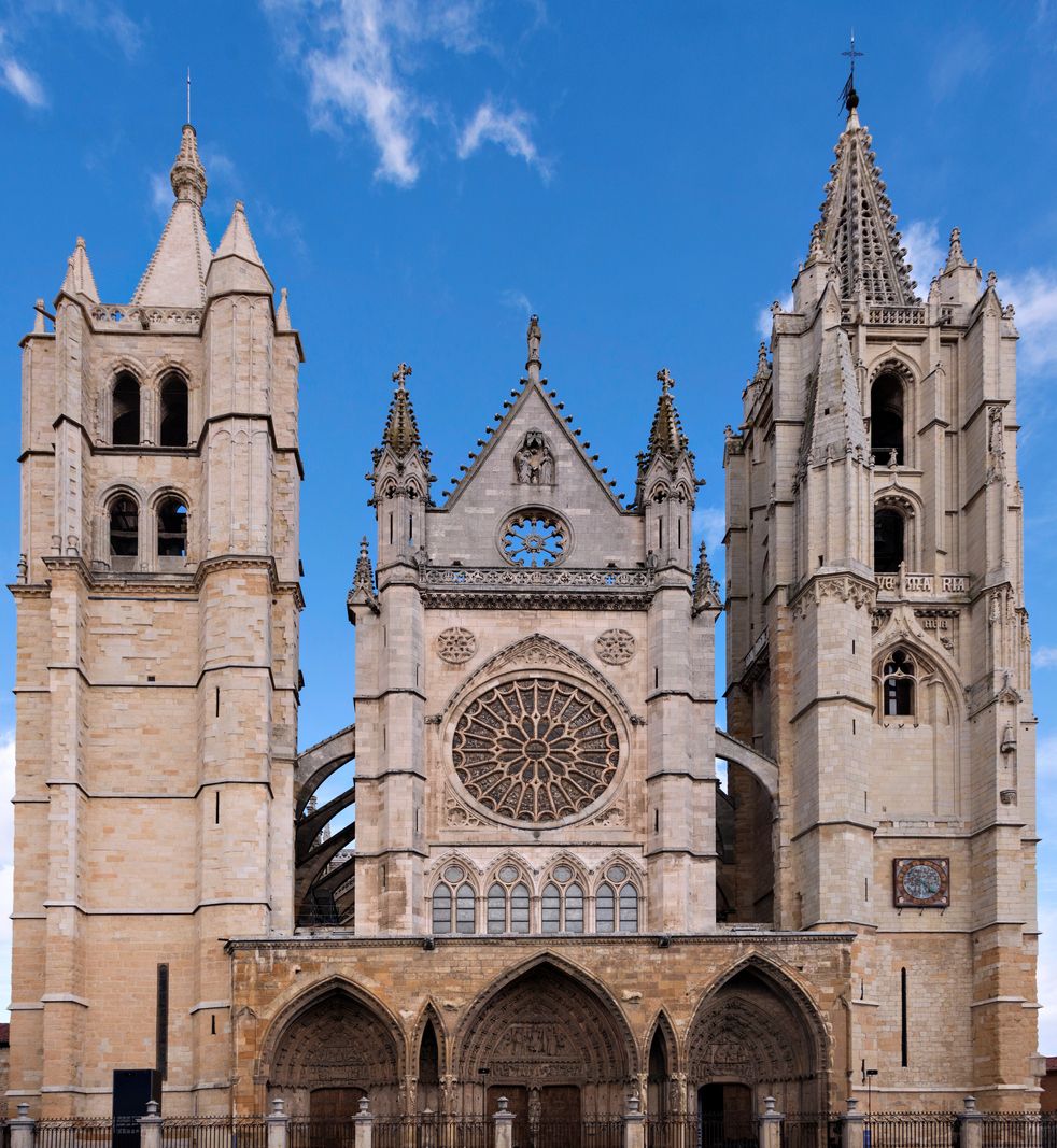La Torre de las campanas y la Torre del Reloj son las dos torres que flanquean la fachada occidental