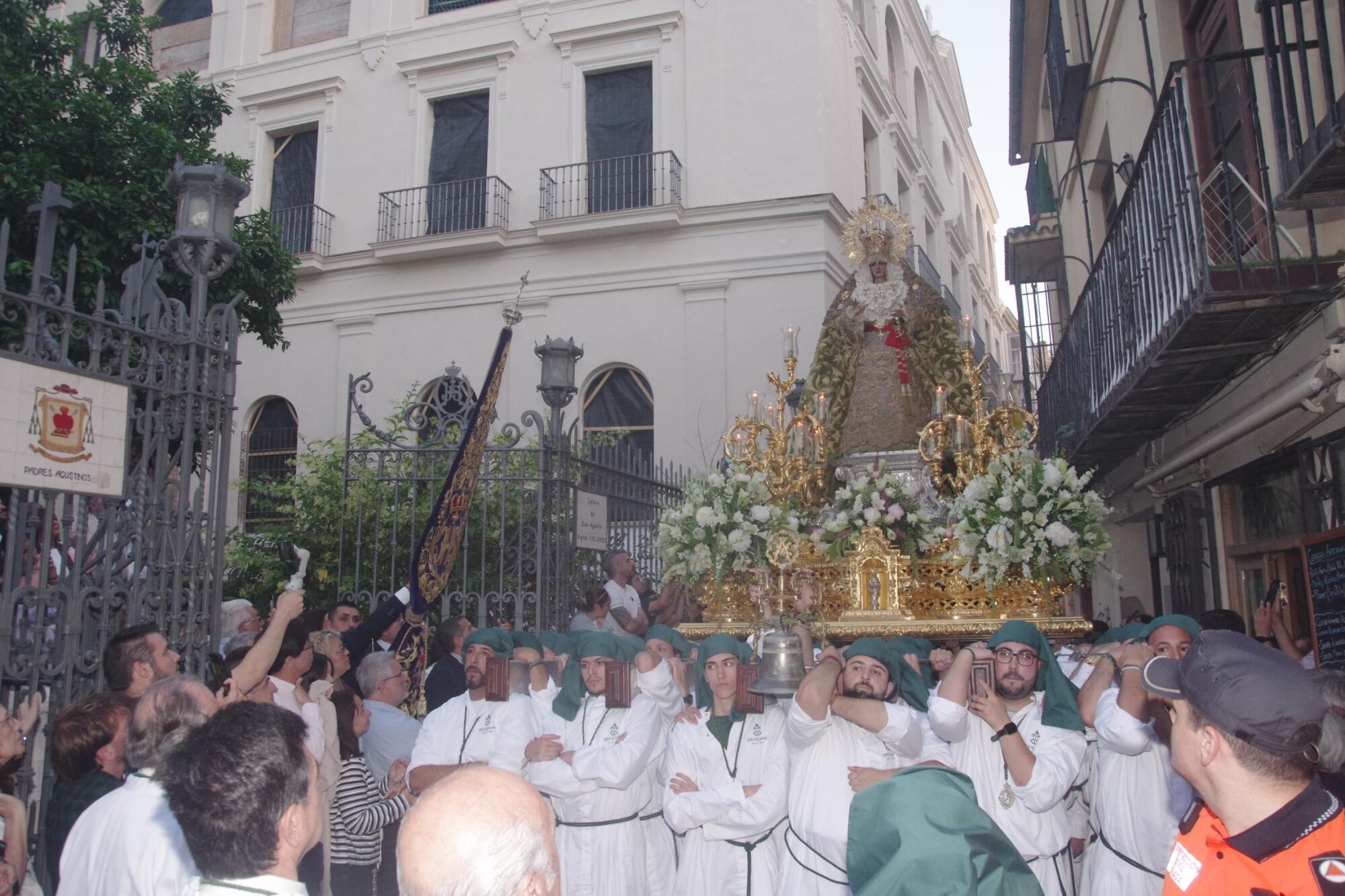 Procesión triunfal de regreso de la Virgen de la Esperanza a su basílica tras su peregrinación a Roma
