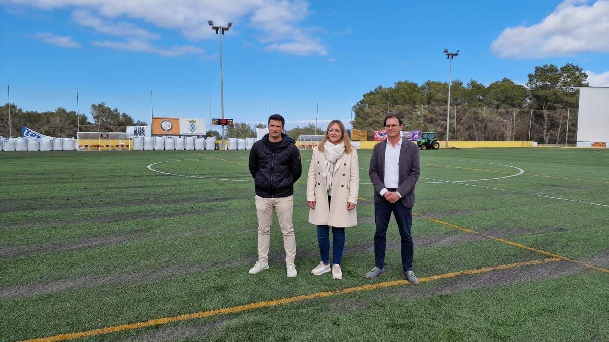 Responsables de la Penya, el municipio de Sant Joan y el Consell presentaron recientemente el nuevo césped artificial.