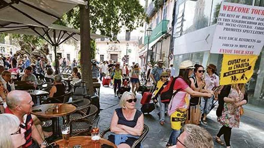 Protesta ciudadana en Palma el año pasado contra la masificación turística y el alquiler vacacional.