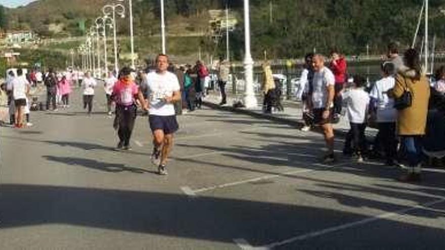 Participantes en la carrera solidaria de Ribadesella.