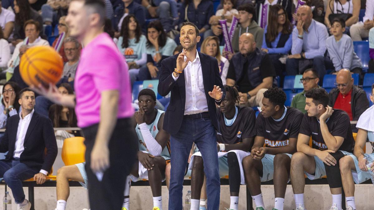 Marco Justo da instrucciones durante el duelo ante el Sant Antoni.