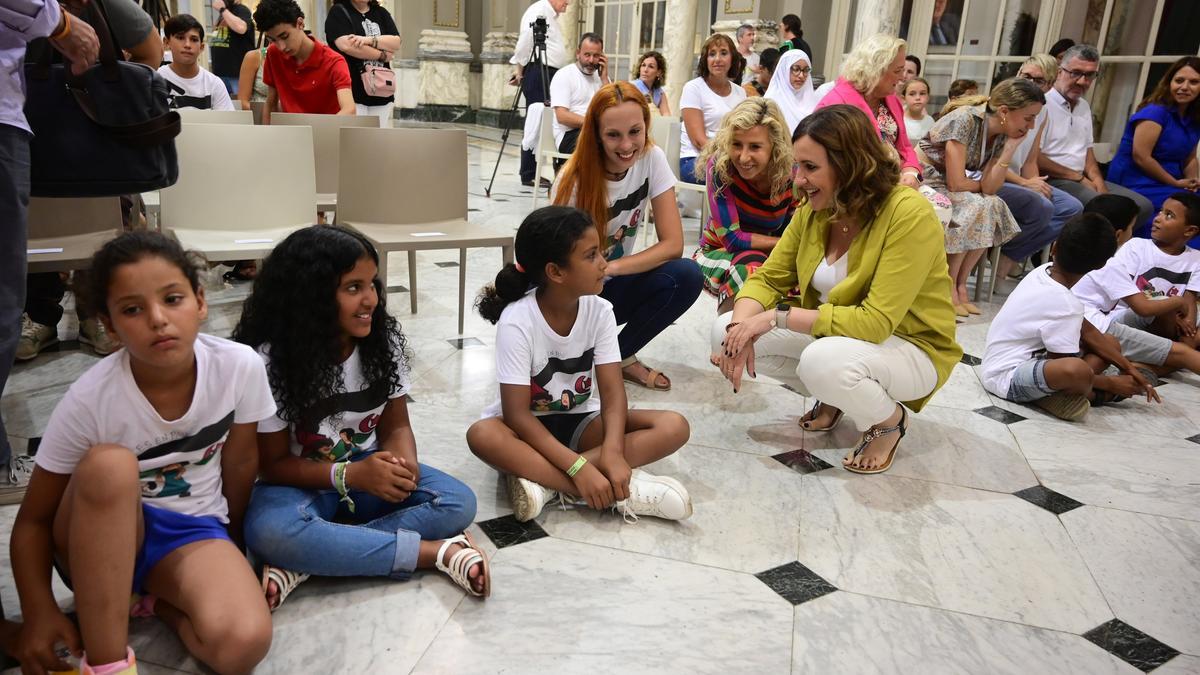 Catalá recibió a los niños saharauis en el Salón de Cristal.