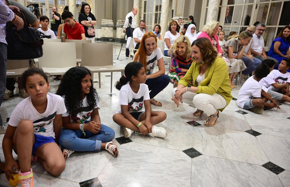 Catalá recibió a los niños saharauis en el Salón de Cristal.