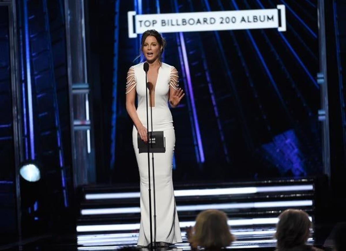 Kate Beckinsale presenta el premio Top Billboard 200 Album en los Billboard Music Awards.