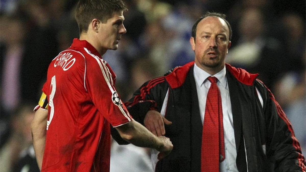 Gerrard y Rafa Benítez, en su etapa en el Liverpool