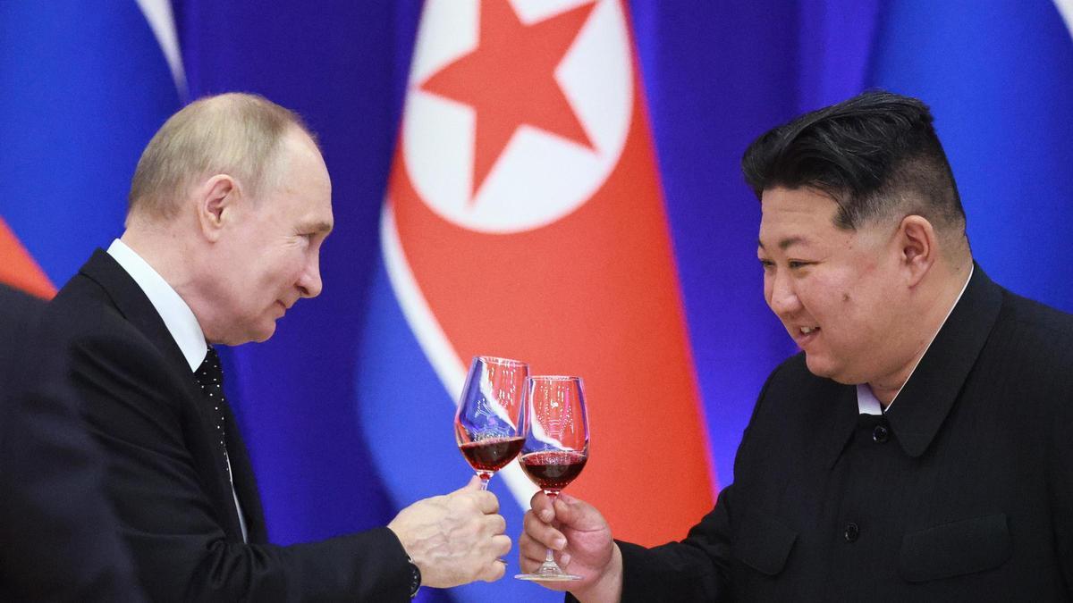 El presidente ruso, Vladímir Putin, y el líder norcoreano, Kim Jong-un, brindan durante una recepción de Estado.