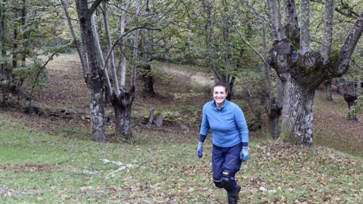Adelina García en uno de sus sotos de Fradelo (Viana do Bolo)