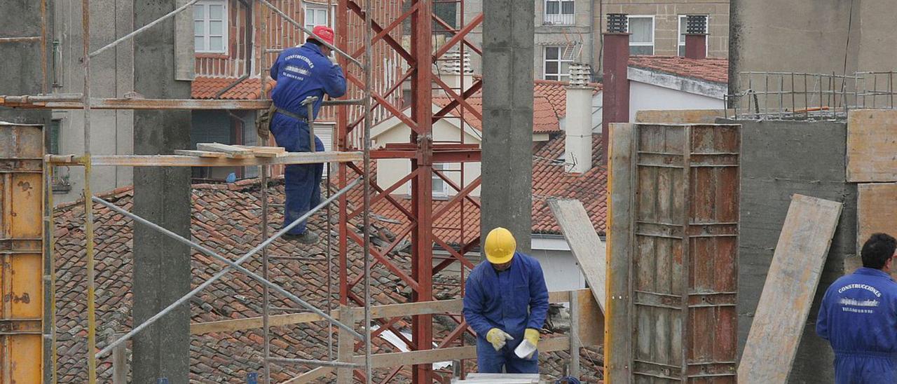 Obras de construcción que se realizan este mes en una localidad gallega. |   // IÑAKI OSORIO