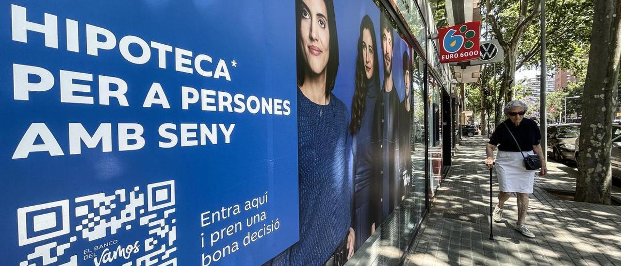 Publicidad sobre hipotecas en la fachada de una oficina bancaria en Barcelona.